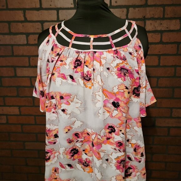 Free 2 Luv 1X open scoop neck detail.  Cold shoulder top - Picture 1 of 9